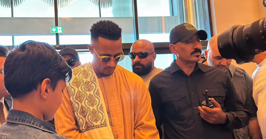 محمد رمضان مع معجبيه (سوشيال ميديا)